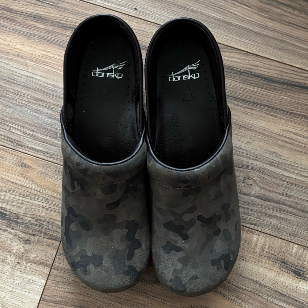Dansko Camo Print Clogs Size 41 Excellent Condition